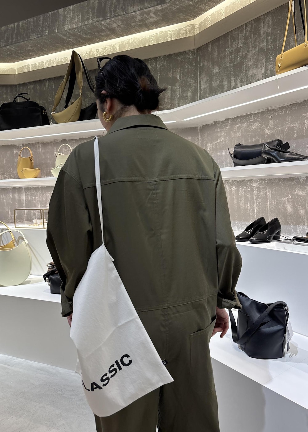 ブラウン系のサロペット/オーバーオール、ブラック系のその他小物を着用したレディースの春コーディネートの9枚目の写真