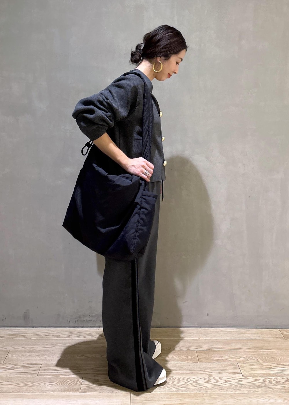 グレー系のカーディガン/ボレロ、グレー系のその他パンツを着用したレディースの冬コーディネートの5枚目の写真