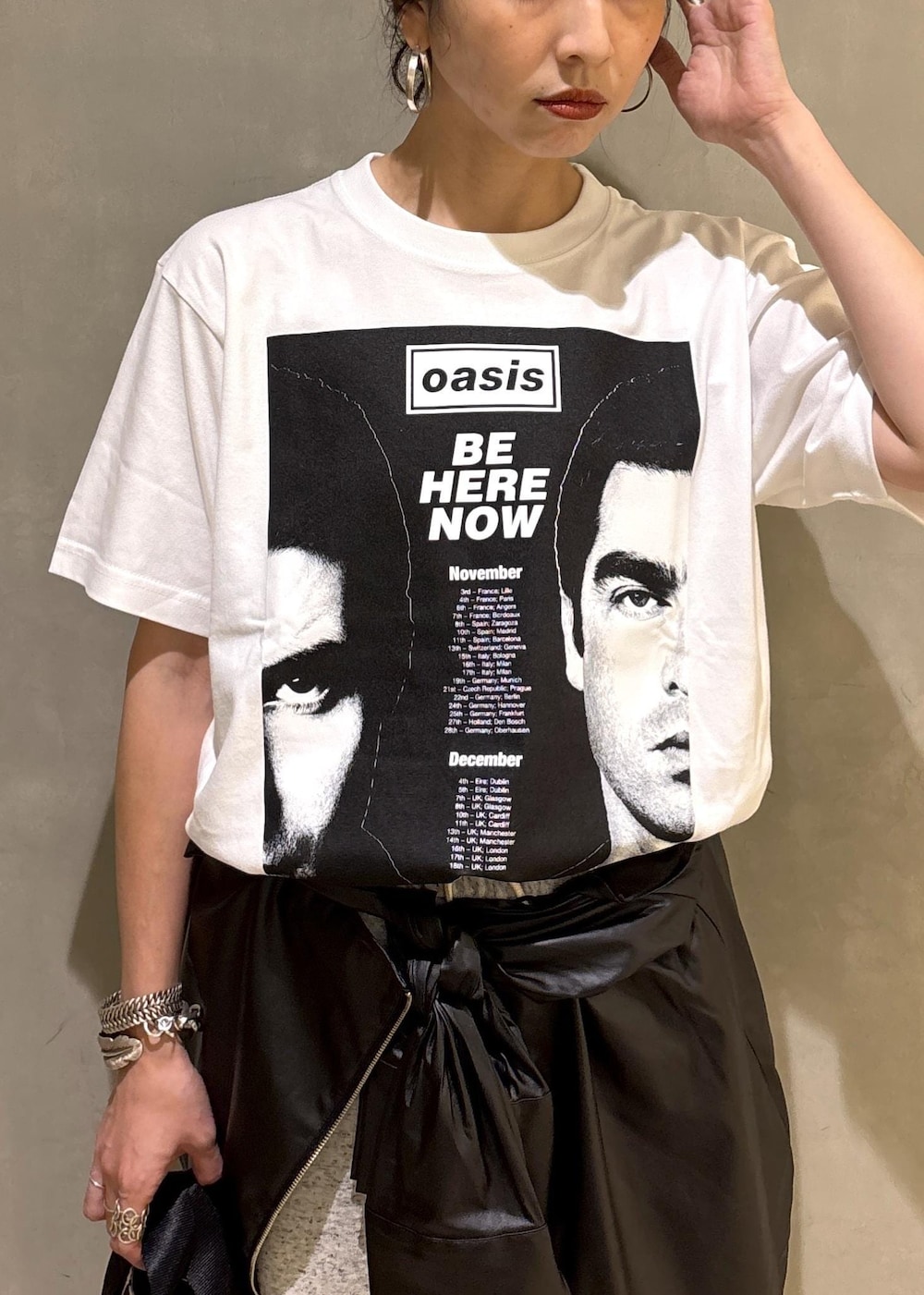 ブラック系のローファー、ベージュ系のショルダーバッグ、グレー系のTシャツ/カットソーを着用したレディースの夏コーディネートの8枚目の写真