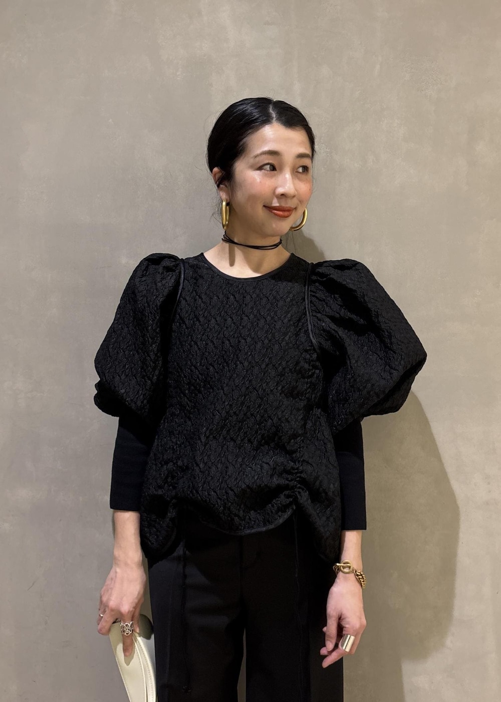 ブラック系のサンダル、ブラック系のスラックス、ブラック系のTシャツ/カットソーを着用したレディースの冬コーディネートの7枚目の写真