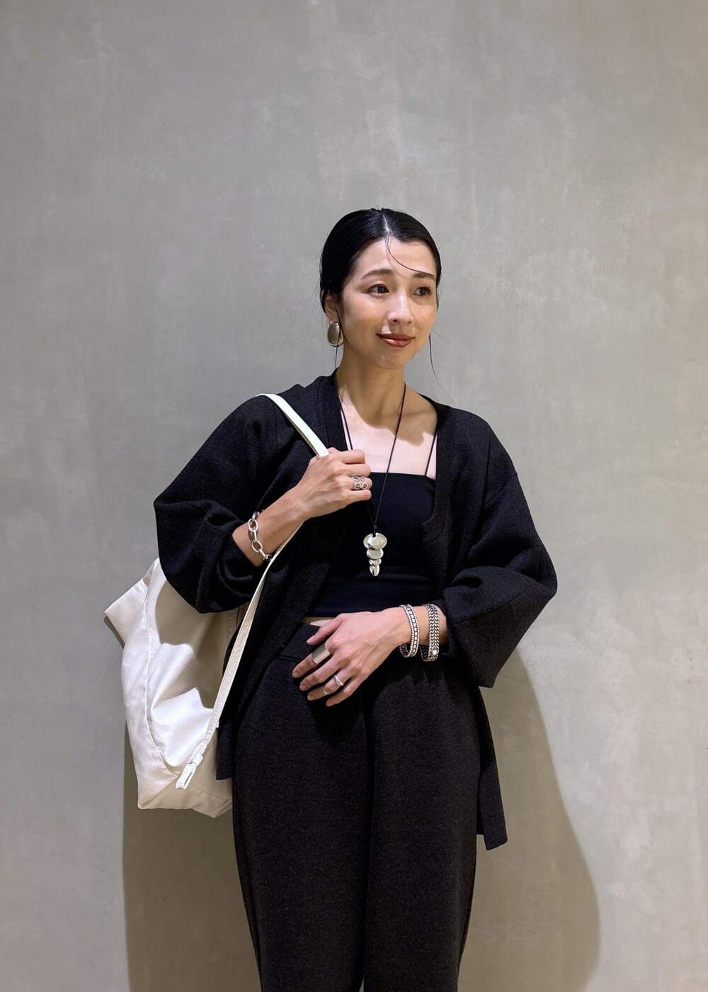 グレー系のカーディガン/ボレロ、グレー系のその他パンツ、ホワイト系のボディバッグ/ウエストポーチを着用したレディースの夏コーディネートの8枚目の写真