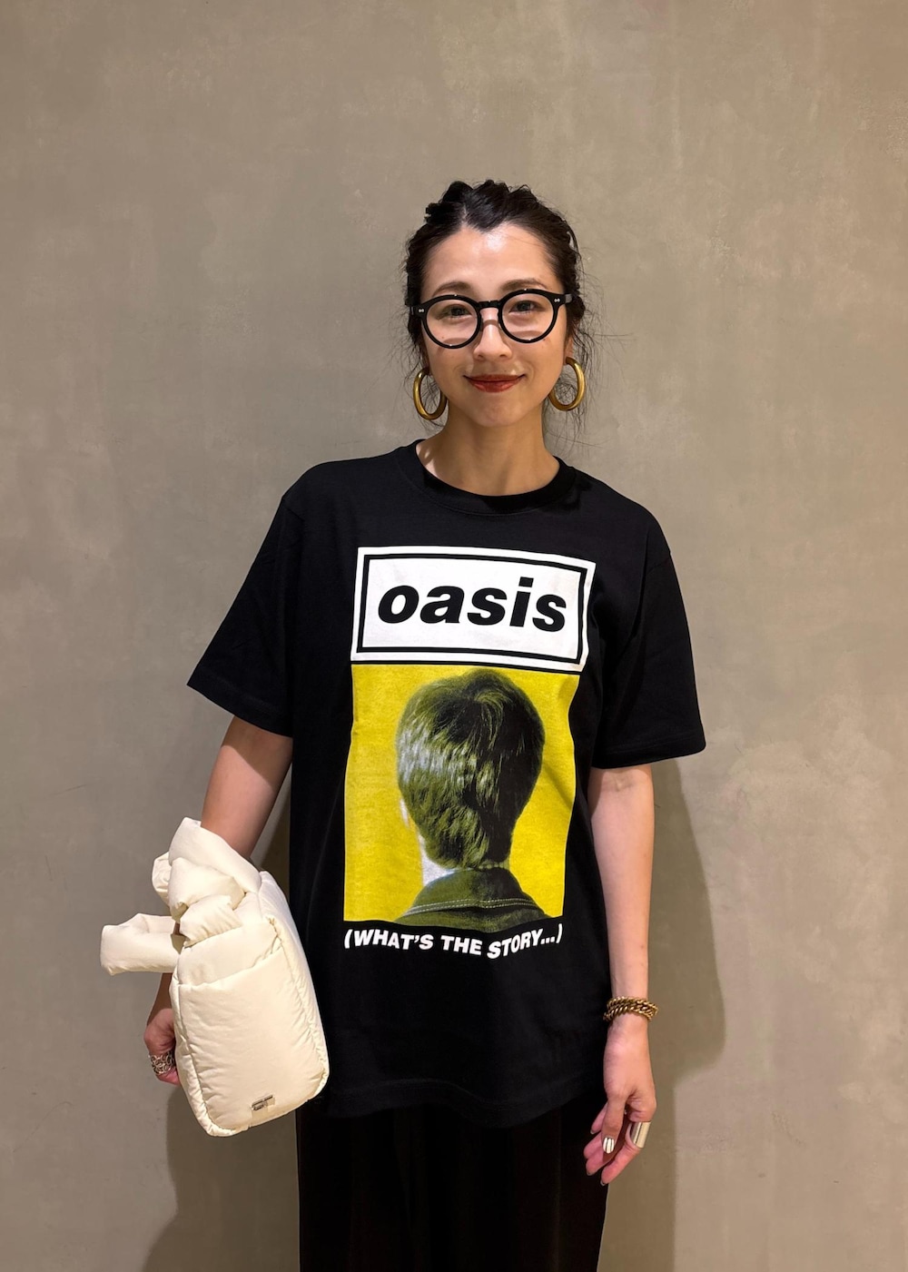 ブラック系のスラックス、イエロー系のTシャツ/カットソーを着用したレディースの夏コーディネートの10枚目の写真