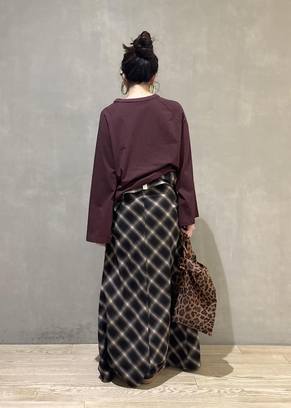 ブラック系のスニーカーを着用したレディースの秋コーディネートの5枚目の写真