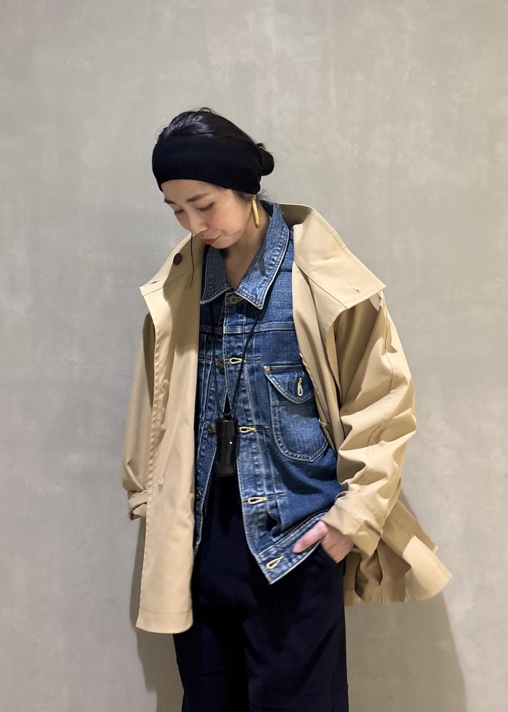 ベージュ系のトレンチコート、ブルー系のデニムジャケット、ブルー系のその他パンツを着用したレディースの春コーディネートの10枚目の写真