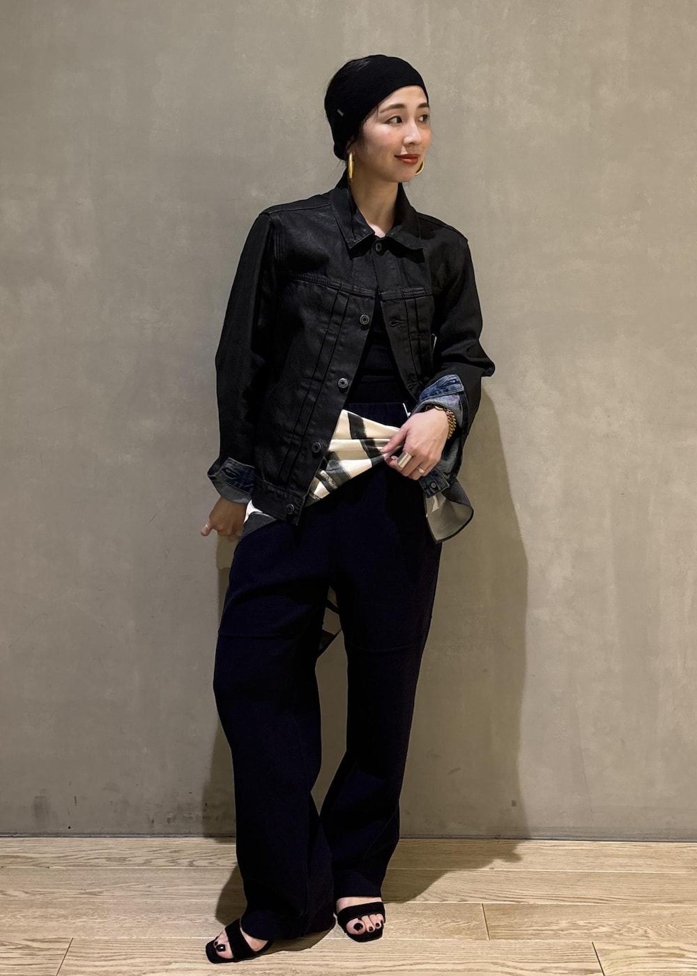 ブルー系のその他パンツ、ホワイト系のキーホルダー、ブラック系のバンダナ/スカーフを着用したレディースの春コーディネートの9枚目の写真