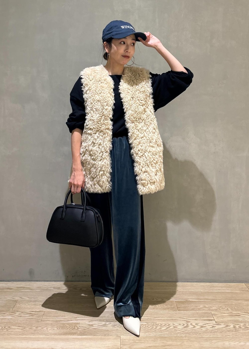 ブラック系のTシャツ/カットソー、ホワイト系のパンプス、ベージュ系のその他アウターを着用したレディースの秋コーディネートの2枚目の写真