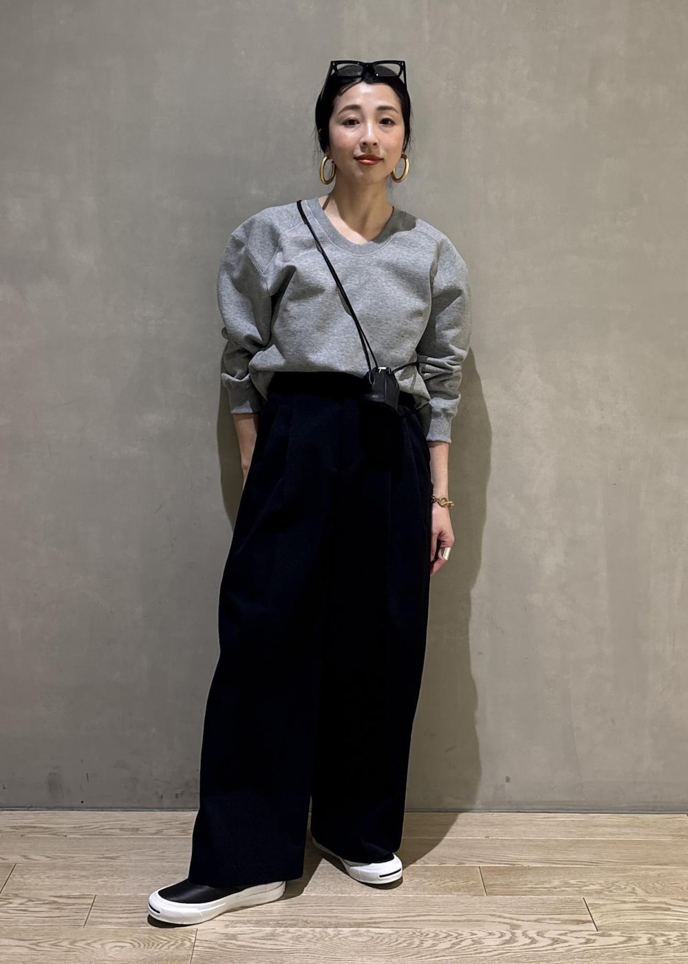 ブラック系のショルダーバッグ、グレー系のスウェット、ブラック系のその他パンツを着用したレディースの冬コーディネートの6枚目の写真