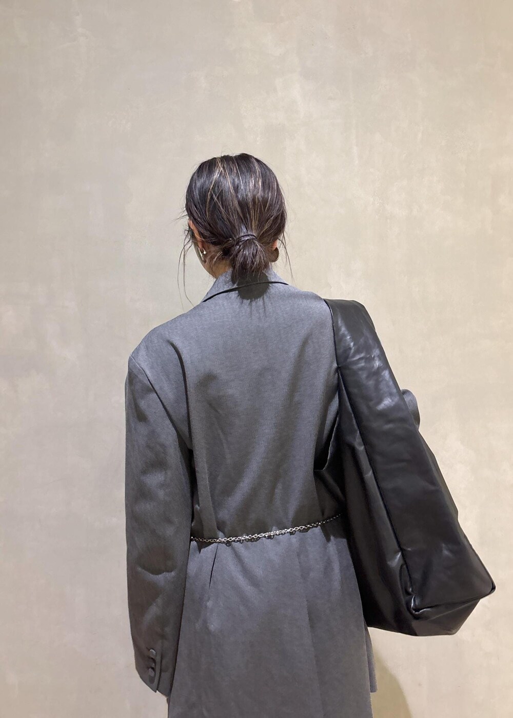 ブラック系のショルダーバッグ、グレー系のその他パンツ、グレー系のテーラードジャケットを着用したレディースの冬コーディネートの9枚目の写真