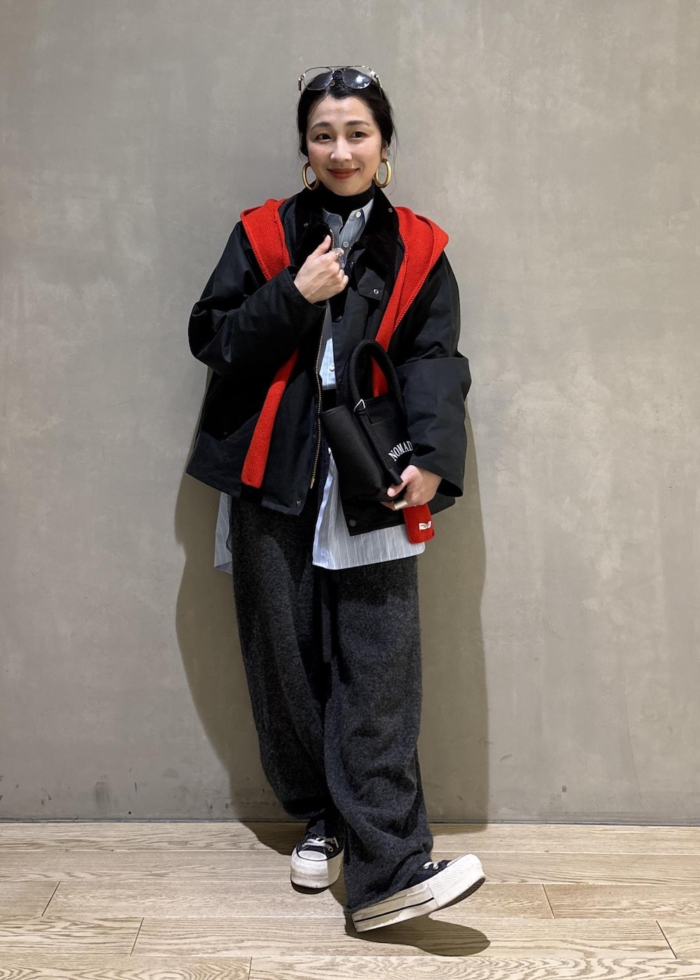 ブルー系のシャツ/ブラウス、グレー系のニット/セーター、グレー系のその他パンツを着用したレディースの冬コーディネートの4枚目の写真