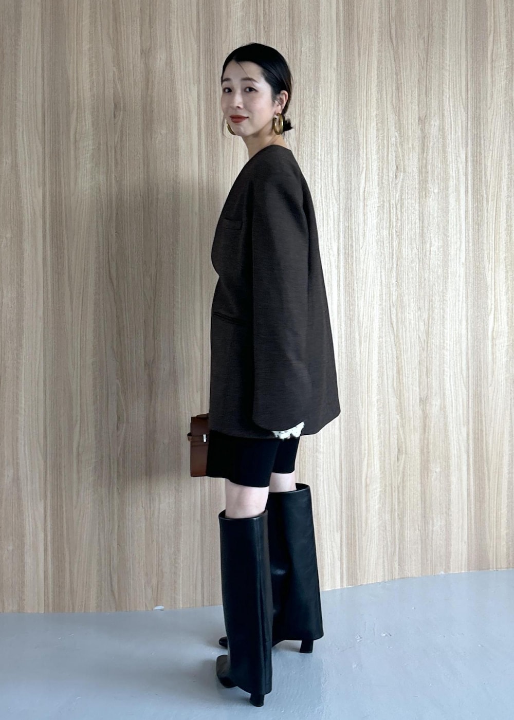 ブラック系のその他パンツ、ブラック系のブーツ、ホワイト系のニット/セーターを着用したレディースの秋コーディネートの6枚目の写真