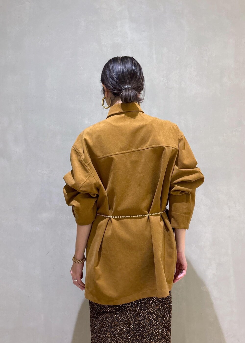 ブラック系のブーツ、ブラック系のスカート、イエロー系のブルゾンを着用したレディースの冬コーディネートの8枚目の写真