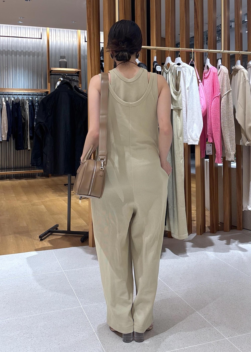 ベージュ系のつなぎ/オールインワン、ブラウン系のショルダーバッグを着用したレディースの春コーディネートの4枚目の写真