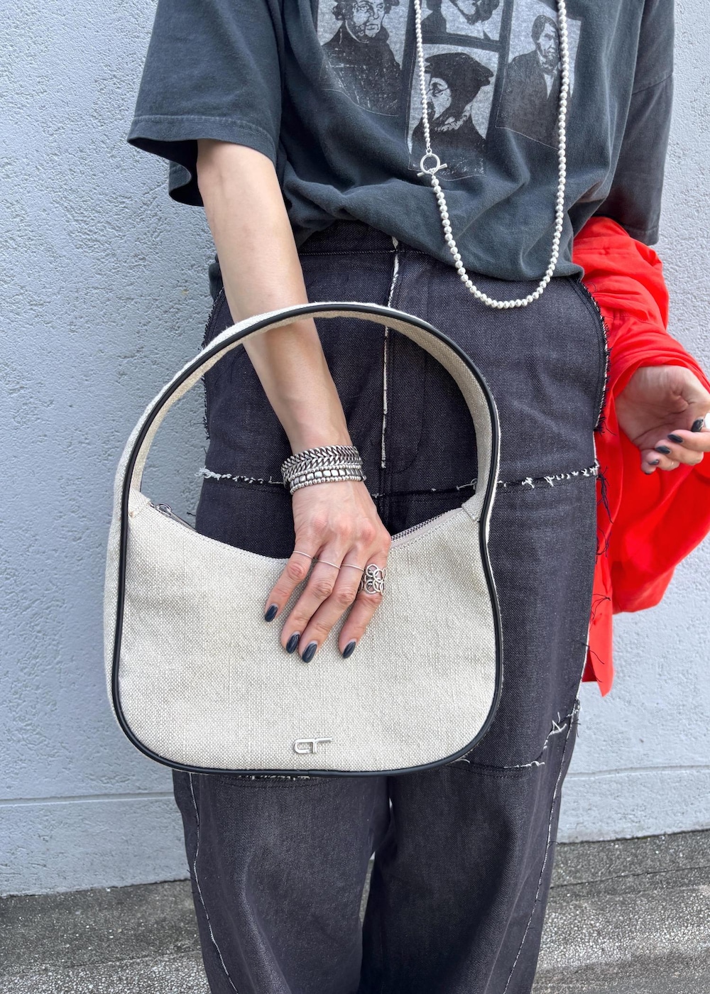 レッド系のシャツ/ブラウス、ブルー系のデニムパンツ、ホワイト系のハンドバッグを着用したレディースの夏コーディネートの10枚目の写真