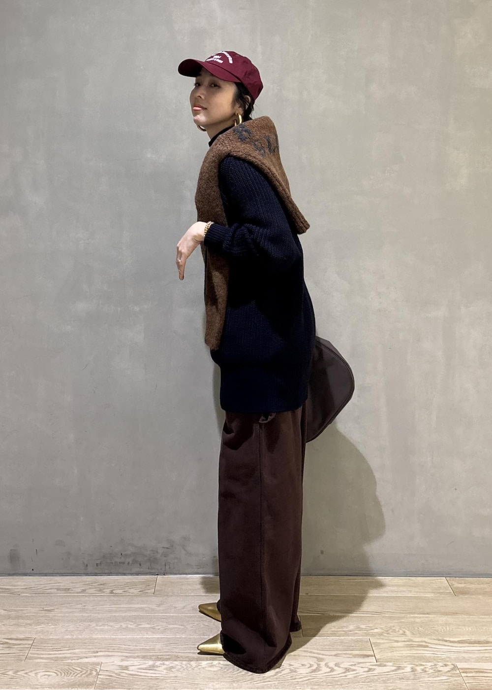 ブラウン系のその他パンツ、ブラウン系のショルダーバッグを着用したレディースの秋コーディネートの5枚目の写真