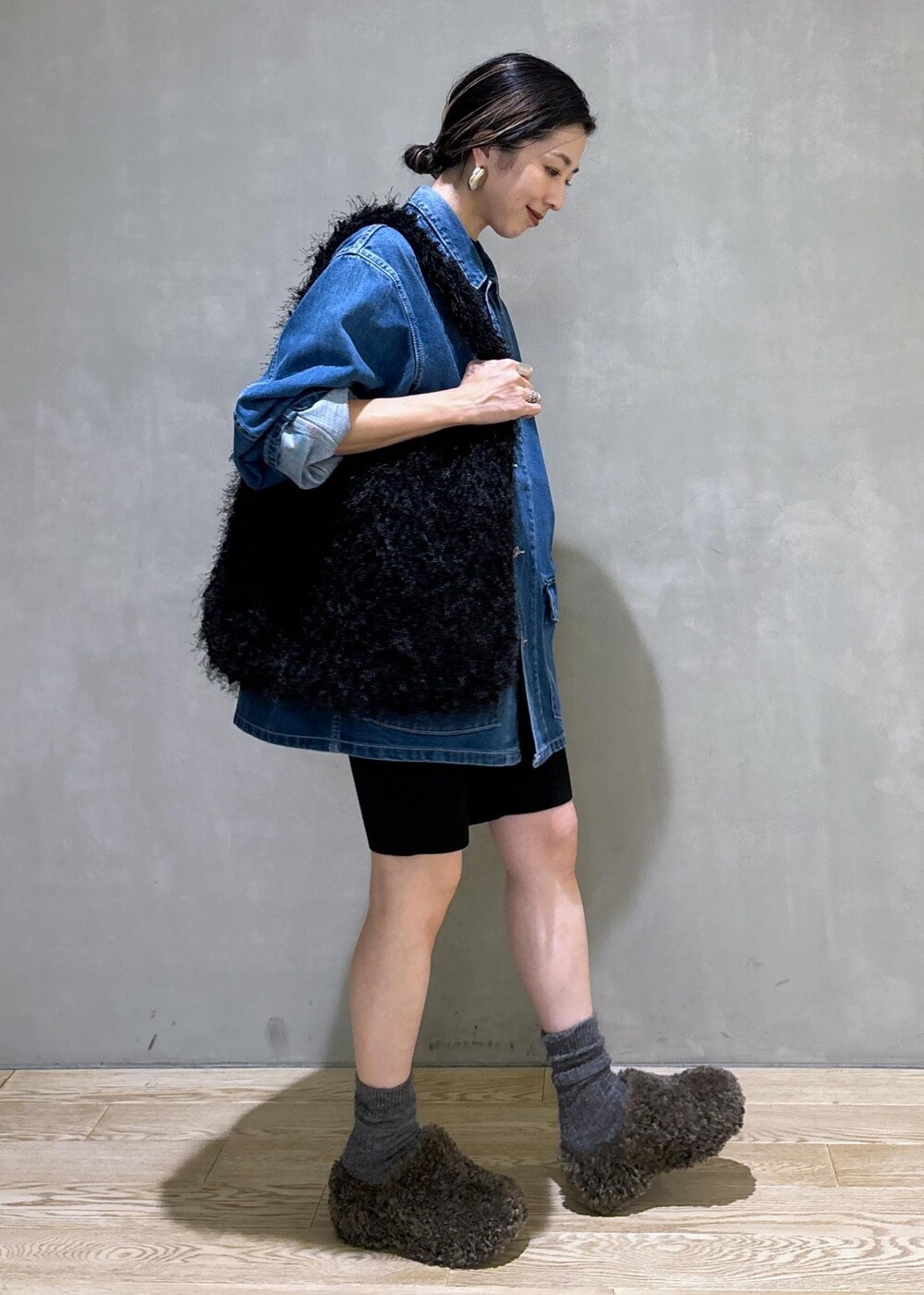 ブラック系のその他パンツ、ブラウン系のサンダル、ブラック系のハンドバッグを着用したレディースの夏コーディネートの7枚目の写真