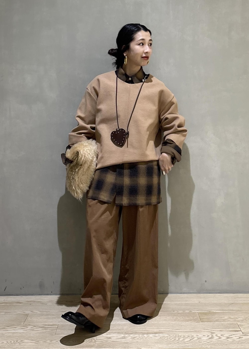 ブラック系のサンダル、イエロー系のその他パンツ、ベージュ系のTシャツ/カットソーを着用したレディースの秋コーディネートの2枚目の写真