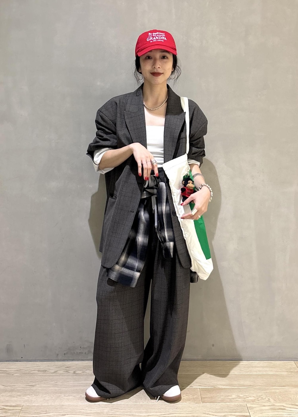 ブラック系のシャツ/ブラウス、グリーン系のトートバッグ、ブラック系のキャップを着用したレディースの秋コーディネートの6枚目の写真