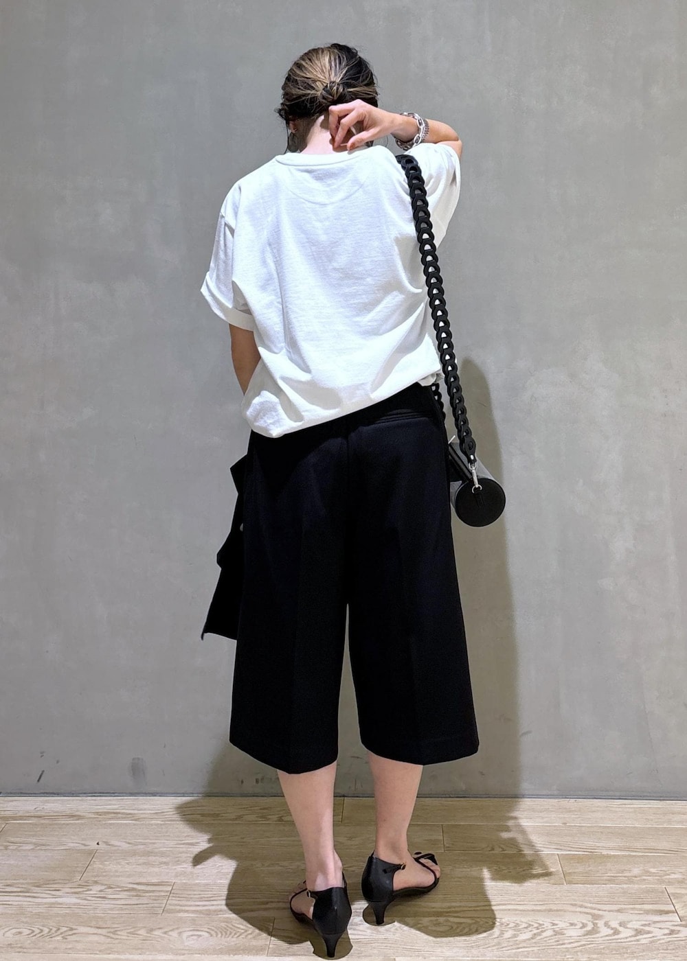 「低身長コーディネート、低身長コーデ、ハーフパンツ、ショートパンツ、24SS、KNOWHOW jewelry for ADAM ET ROPE'、KNOWHOW jewelry、ノウハウジュエリー、ジャケットスタイル、羽織、シャツジャケット、サンダル、ブラック、Tシャツ、ストラップ」|「ADAM ET ROPE'の【サステナブル】ナロークロスストラップサンダル(サンダル、ブラック系)」を使った、SAKIさん(レディース・154cm)の夏コーディネートの7枚目の写真