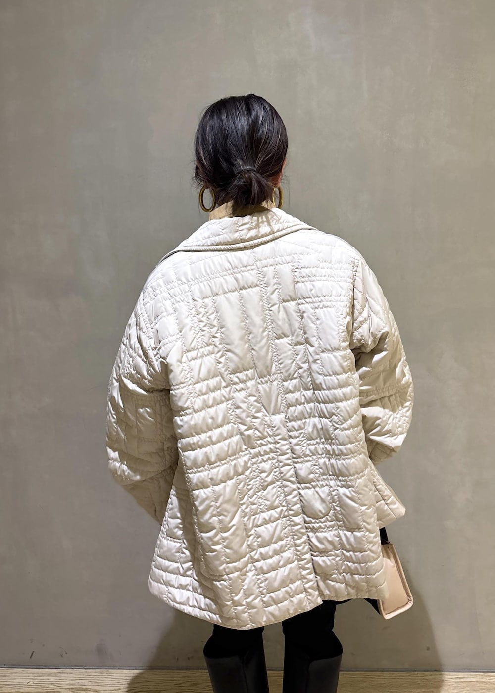 ベージュ系のトートバッグ、ブラック系のブーツ、ブラック系のスカートを着用したレディースの冬コーディネートの8枚目の写真