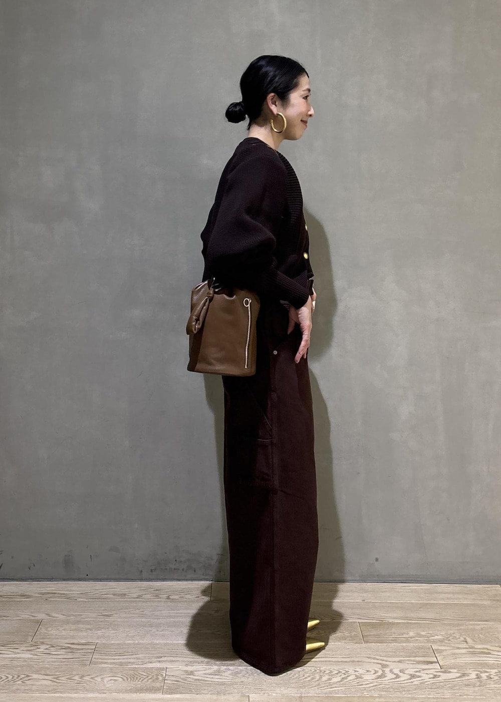 ブラウン系のその他パンツ、ブラウン系のカーディガン/ボレロ、ブラック系のショルダーバッグを着用したレディースの冬コーディネートの4枚目の写真