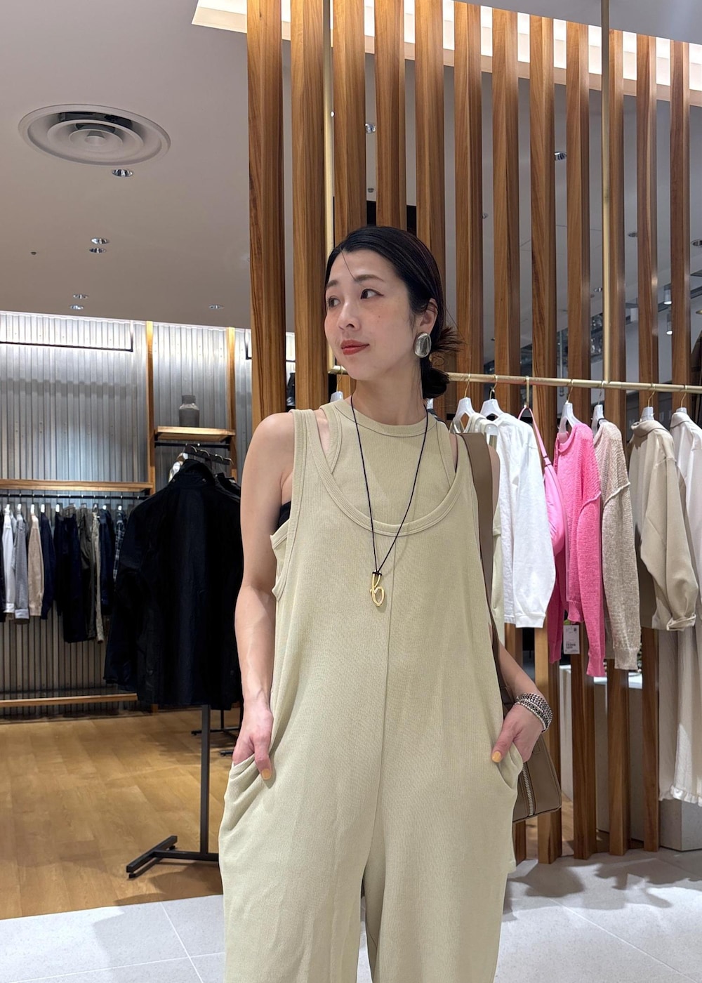 ベージュ系のつなぎ/オールインワン、ブラウン系のショルダーバッグを着用したレディースの春コーディネートの10枚目の写真