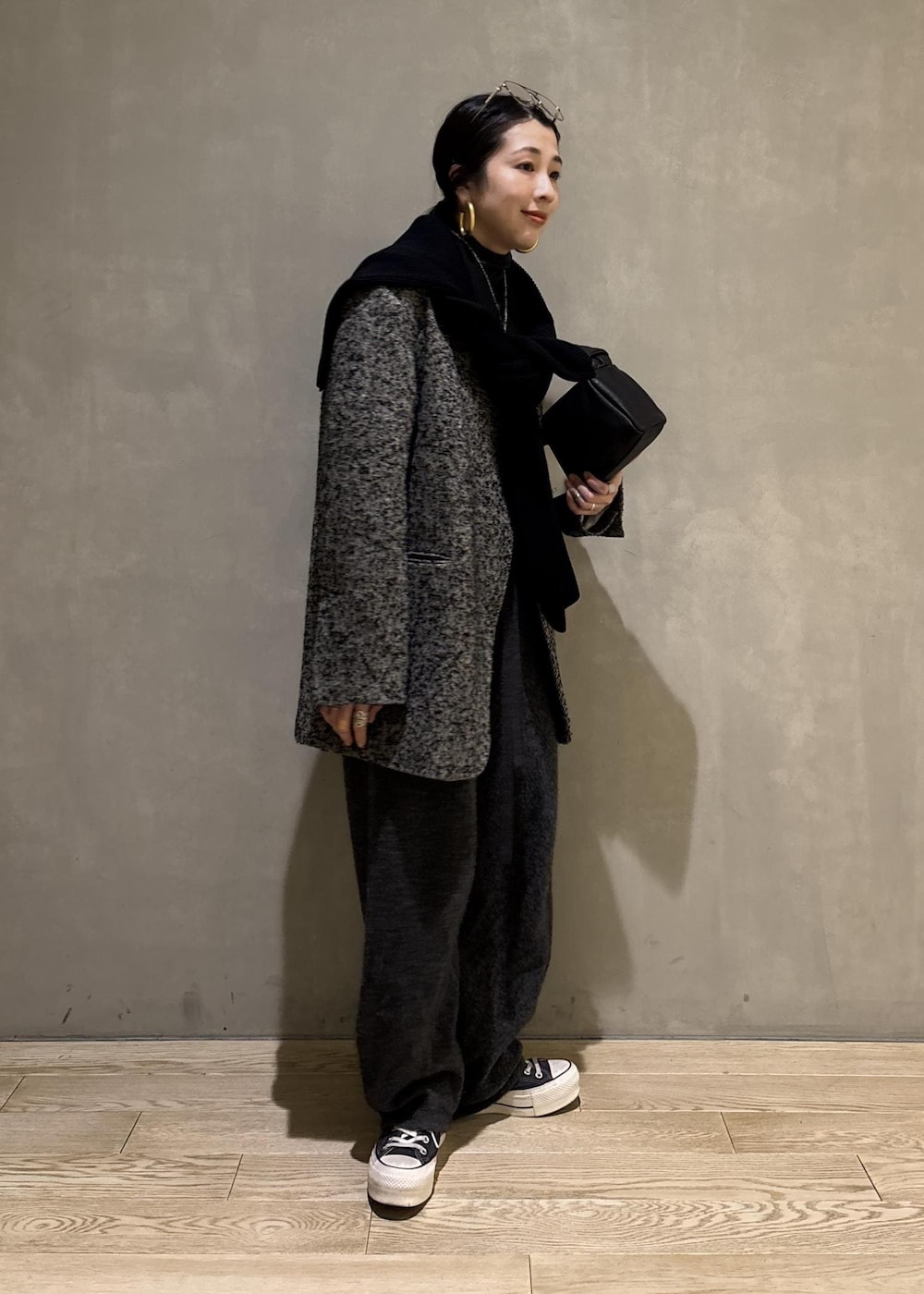 グレー系のテーラードジャケット、グレー系のその他パンツ、ブラック系のショルダーバッグを着用したレディースの冬コーディネートの4枚目の写真