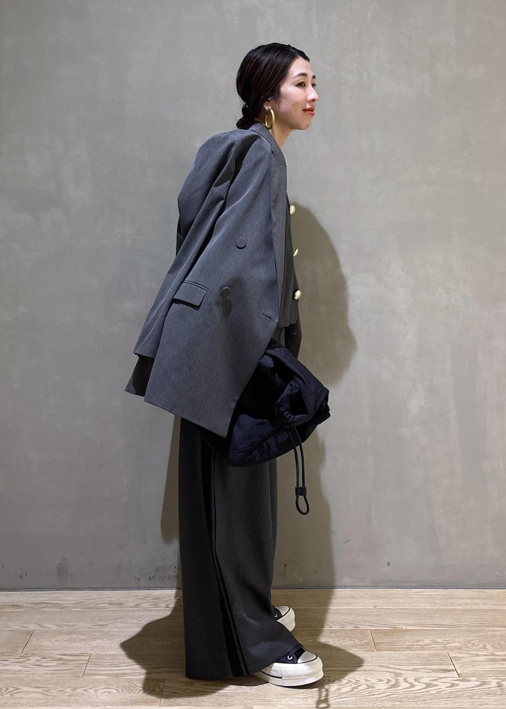 ブラック系のトートバッグ、グレー系のテーラードジャケット、グレー系のその他パンツを着用したレディースの冬コーディネートの3枚目の写真