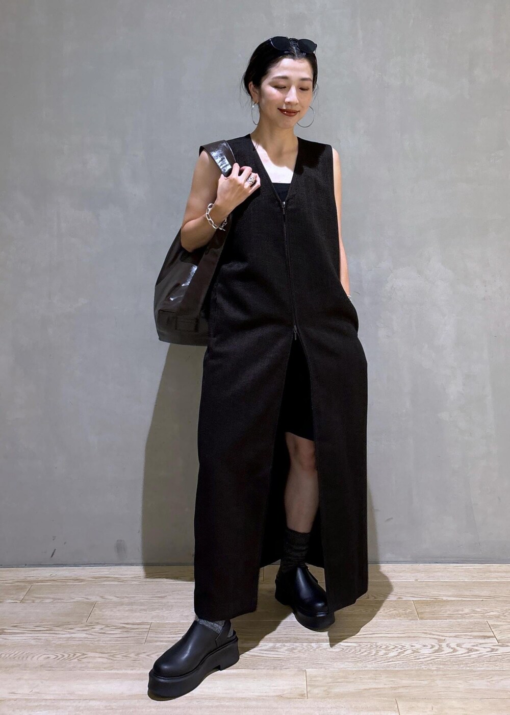 ブラック系のその他パンツ、ブラック系のチューブトップ、ブラック系のサンダルを着用したレディースの夏コーディネートの3枚目の写真