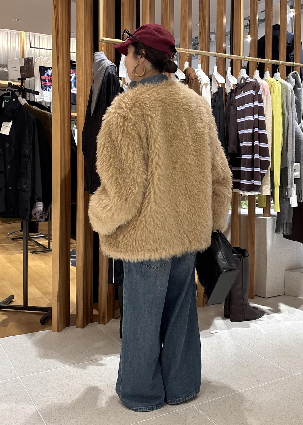 ブラック系のショルダーバッグ、ブルー系のつなぎ/オールインワン、ベージュ系のその他アウターを着用したレディースの秋コーディネートの7枚目の写真