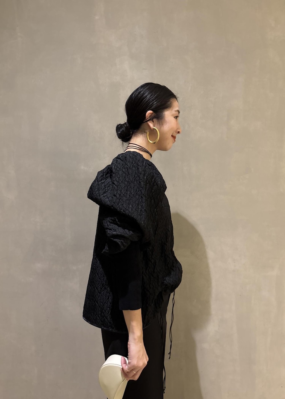 ブラック系のサンダル、ブラック系のスラックス、ブラック系のTシャツ/カットソーを着用したレディースの冬コーディネートの10枚目の写真