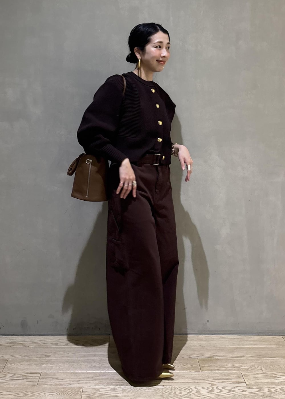 ブラウン系のその他パンツ、ブラウン系のカーディガン/ボレロ、ブラック系のショルダーバッグを着用したレディースの冬コーディネートの3枚目の写真