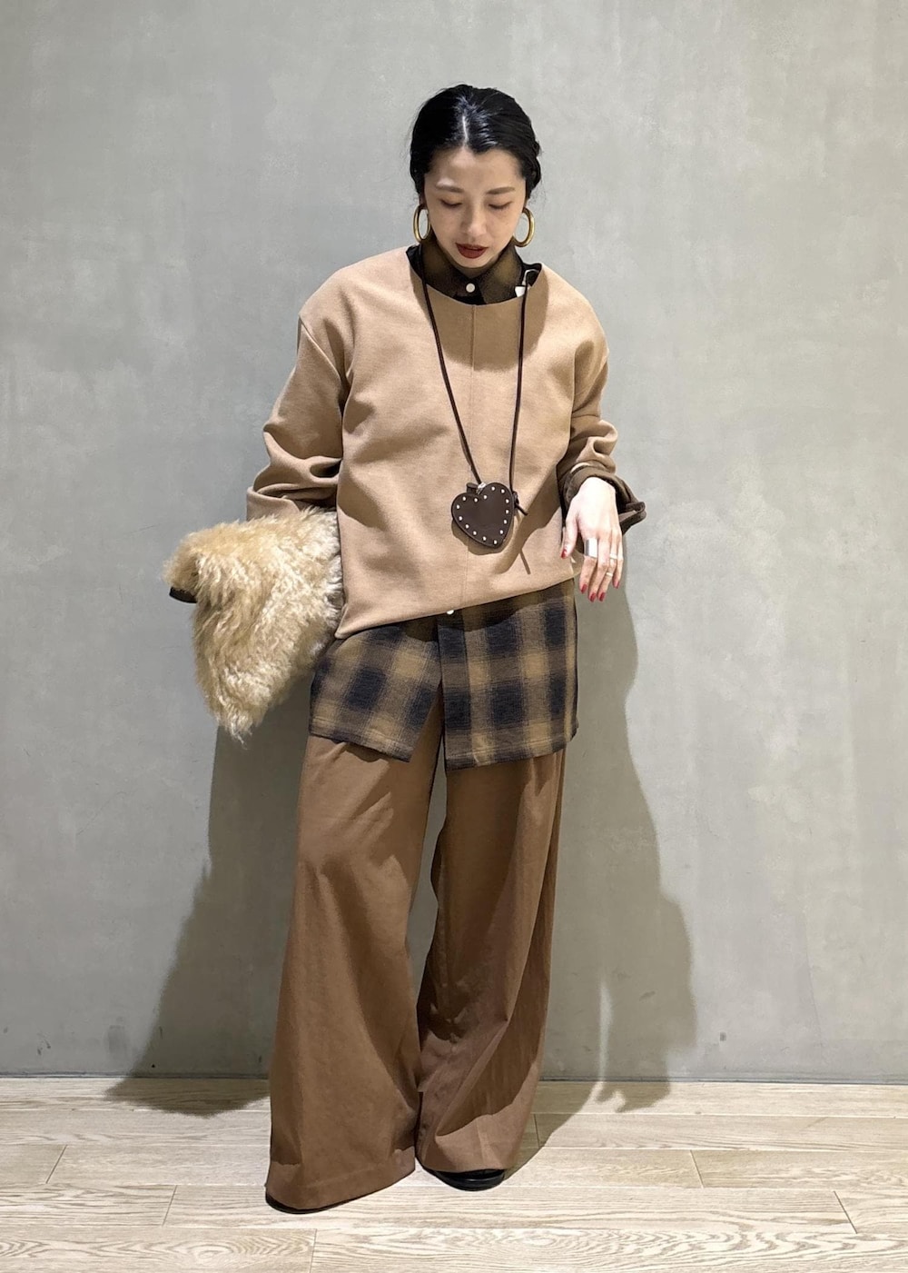 ブラック系のサンダル、イエロー系のその他パンツ、ベージュ系のTシャツ/カットソーを着用したレディースの秋コーディネートの4枚目の写真