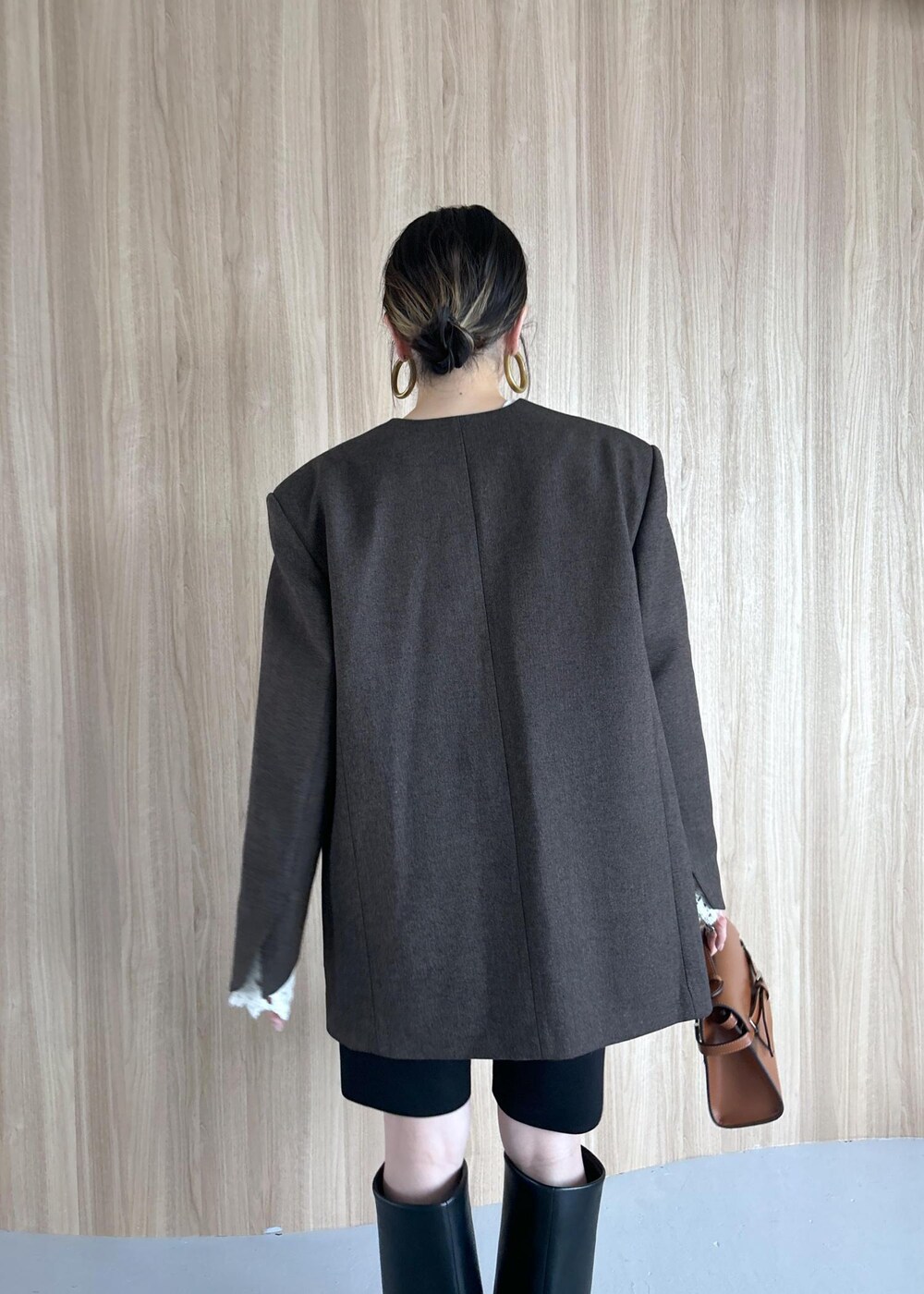 ブラック系のその他パンツ、ブラック系のブーツ、ホワイト系のニット/セーターを着用したレディースの秋コーディネートの9枚目の写真