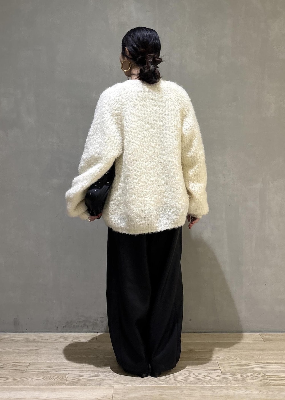 ブラック系のその他パンツ、ホワイト系のカーディガン/ボレロを着用したレディースの秋コーディネートの7枚目の写真