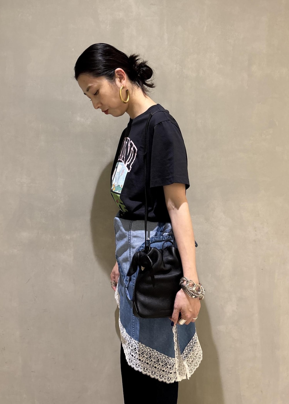 グレー系のTシャツ/カットソー、ブルー系のキャミソール、ブルー系のデニムパンツを着用したレディースの夏コーディネートの8枚目の写真