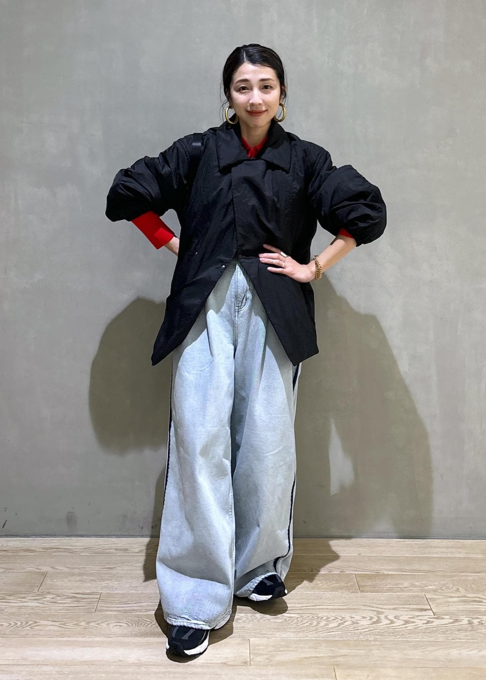 ベージュ系のトートバッグ、ブルー系のその他パンツ、ブラック系のブルゾンを着用したレディースの秋コーディネートの2枚目の写真