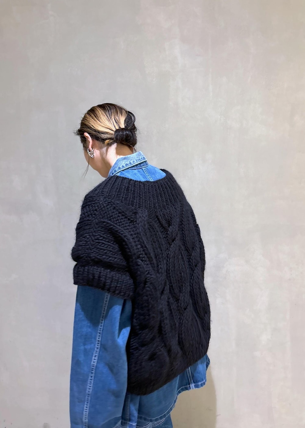 パープル系のハンドバッグ、ブルー系のカバーオール、ブルー系のデニムパンツを着用したレディースの夏コーディネートの9枚目の写真