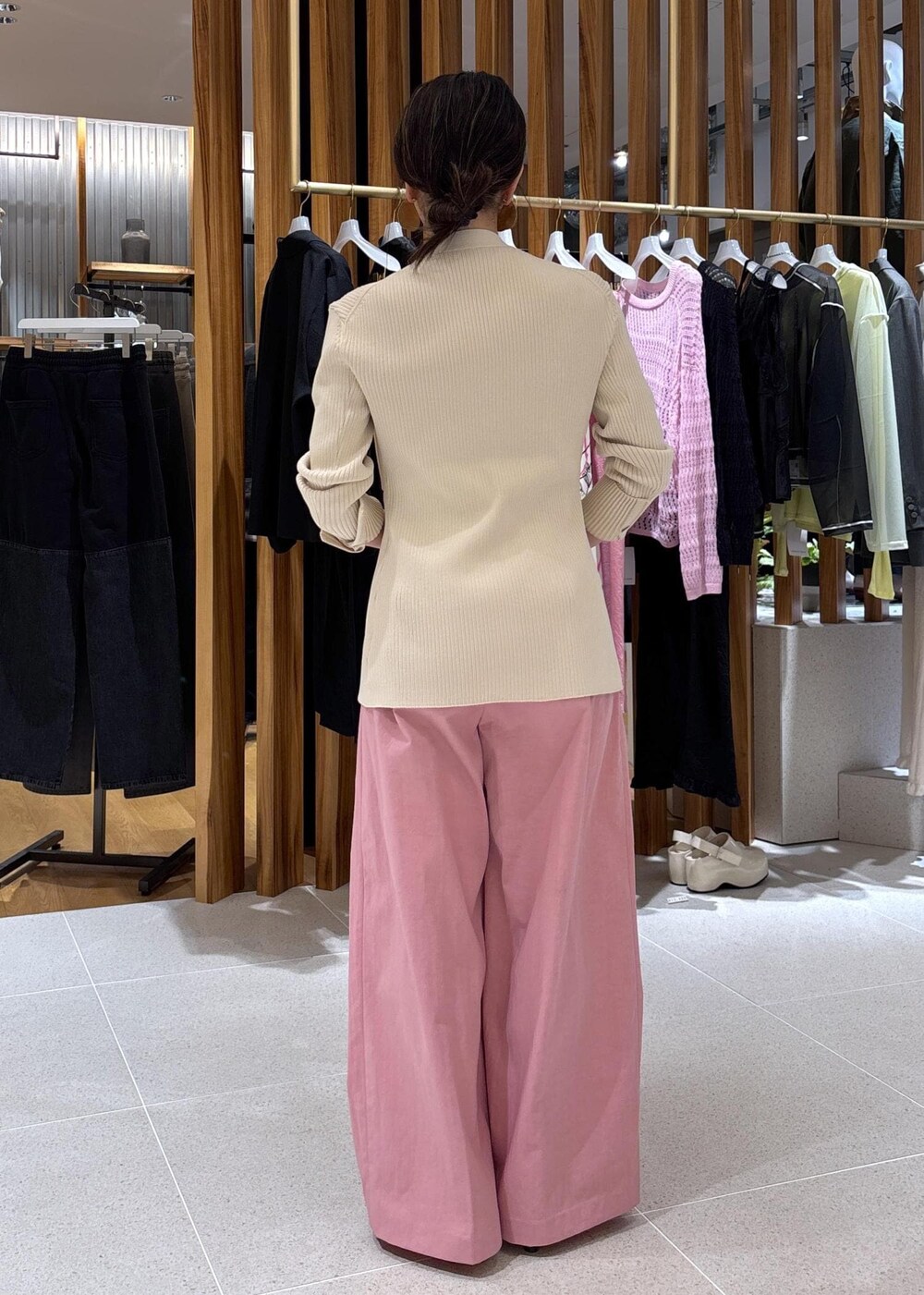 ホワイト系のサンダル、ホワイト系のカーディガン/ボレロ、ピンク系のその他パンツを着用したレディースの春コーディネートの4枚目の写真