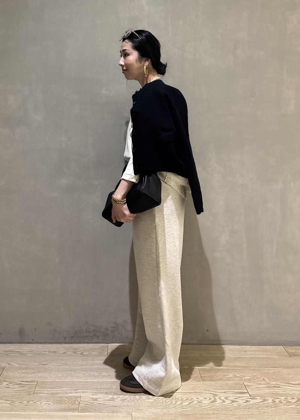 ブラック系のハンドバッグ、ホワイト系のその他パンツ、ホワイト系のスウェットを着用したレディースの冬コーディネートの6枚目の写真