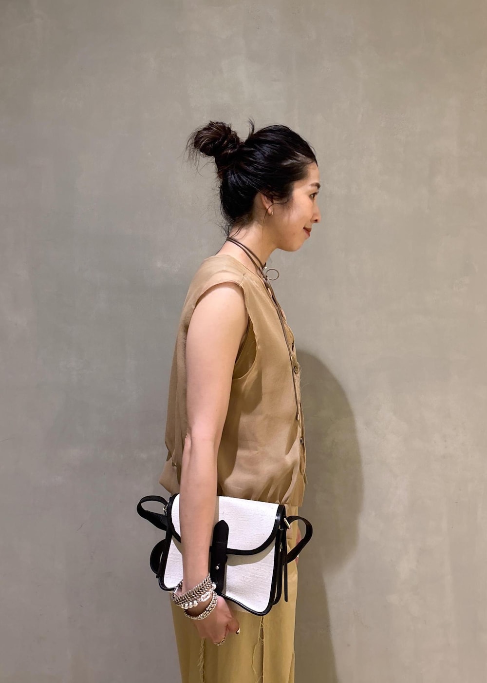 ベージュ系のTシャツ/カットソーを着用したレディースの夏コーディネートの7枚目の写真