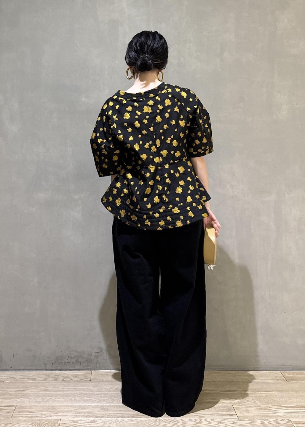 ブラック系のシャツ/ブラウス、ブラック系のその他パンツ、イエロー系のキーホルダーを着用したレディースの冬コーディネートの2枚目の写真