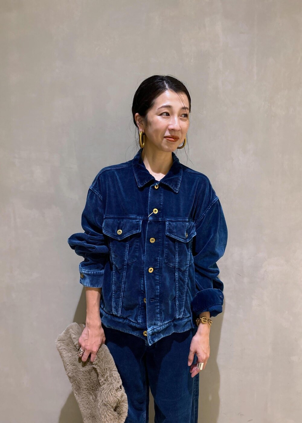 ゴールド系のその他シューズ、ベージュ系のショルダーバッグを着用したレディースの秋コーディネートの8枚目の写真