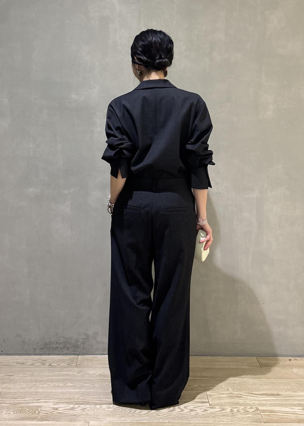 ブラック系のサンダル、グレー系のつなぎ/オールインワン、ホワイト系のキーホルダーを着用したレディースの秋コーディネートの4枚目の写真