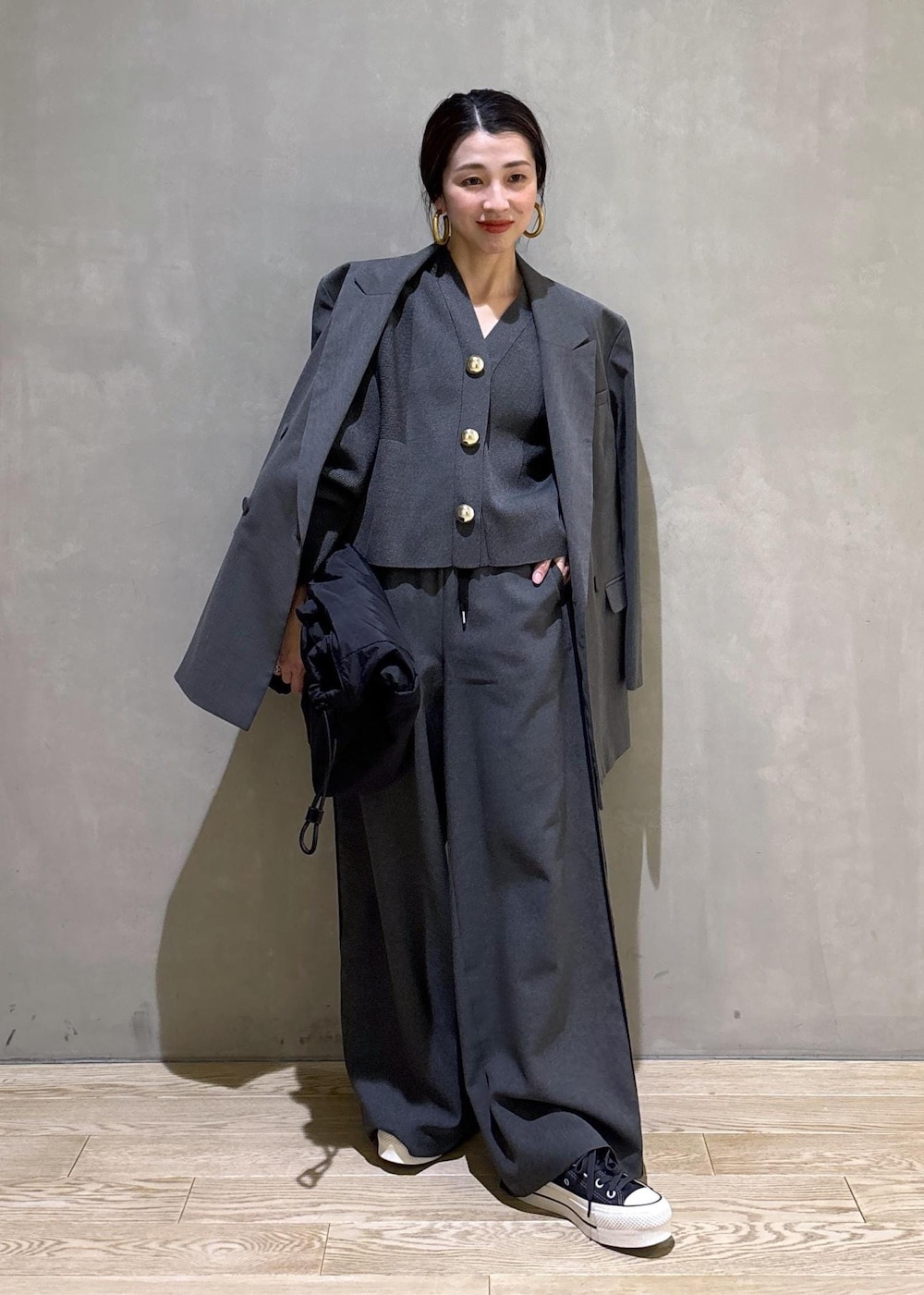 ブラック系のトートバッグ、グレー系のテーラードジャケット、グレー系のその他パンツを着用したレディースの冬コーディネートの2枚目の写真