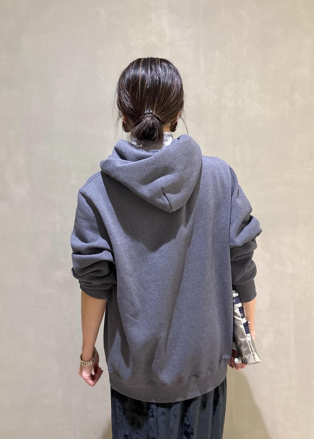 グレー系のスニーカー、ブラック系のスカート、グレー系のパーカーを着用したレディースの冬コーディネートの8枚目の写真