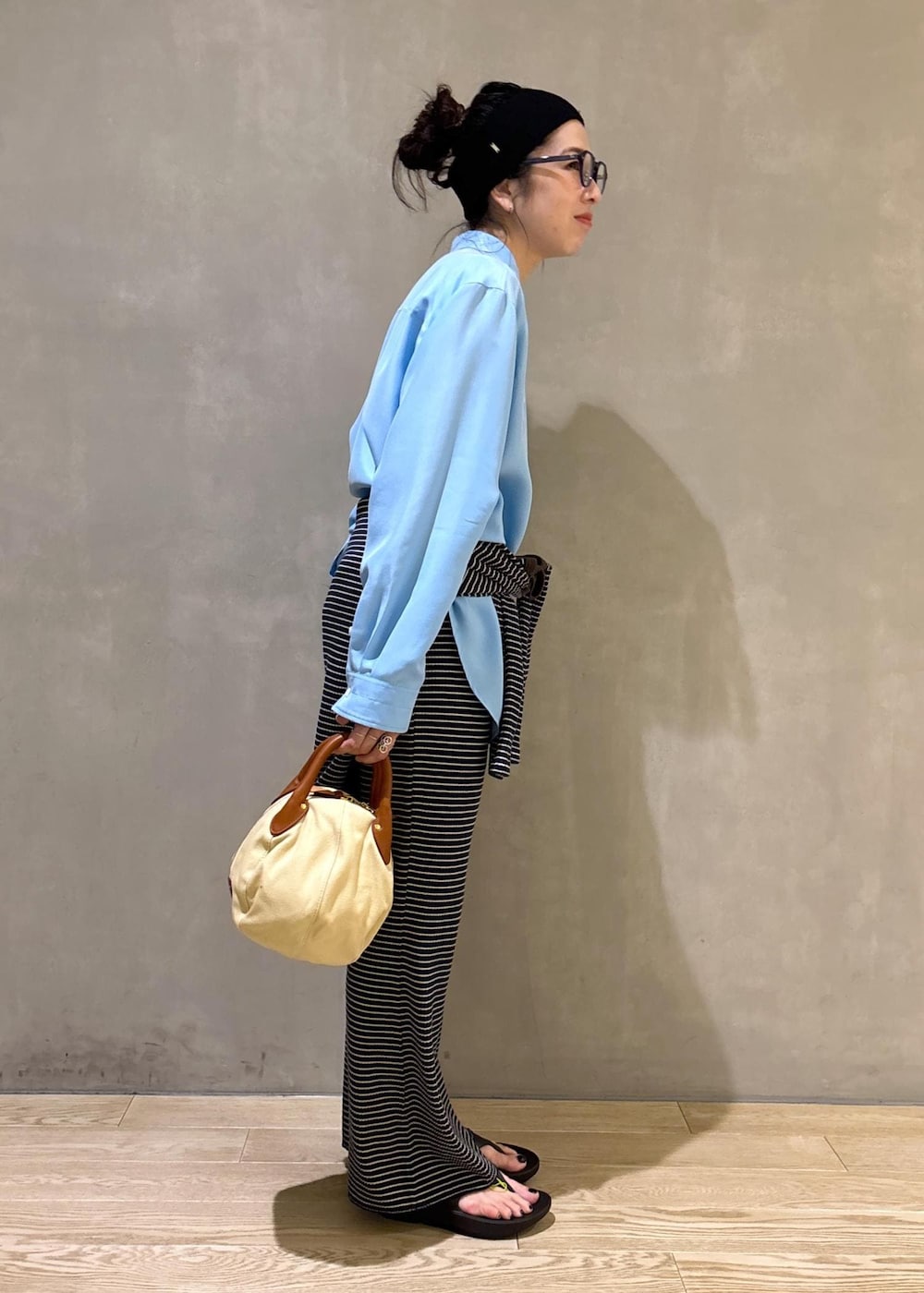 ブルー系のシャツ/ブラウス、ブラック系のサンダルを着用したレディースの夏コーディネートの5枚目の写真