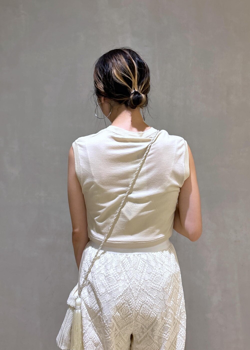 ホワイト系のその他パンツを着用したレディースの夏コーディネートの10枚目の写真