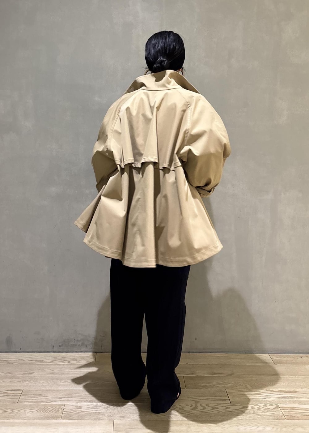 ベージュ系のトレンチコート、ブルー系のデニムジャケット、ブルー系のその他パンツを着用したレディースの春コーディネートの5枚目の写真