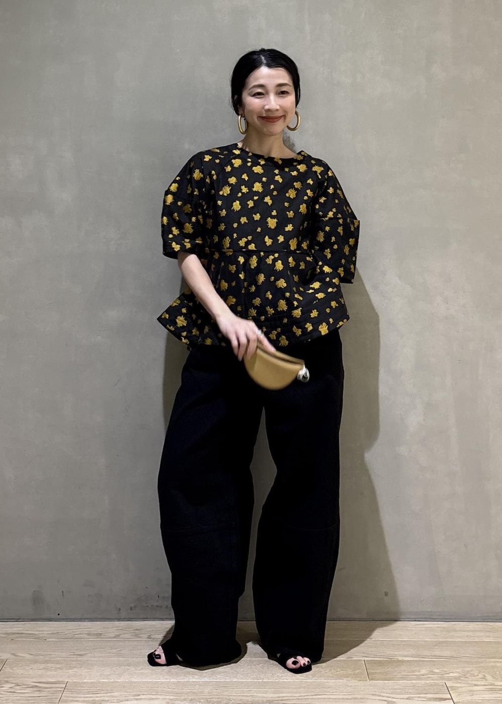 ブラック系のシャツ/ブラウス、ブラック系のその他パンツ、イエロー系のキーホルダーを着用したレディースの冬コーディネートの4枚目の写真