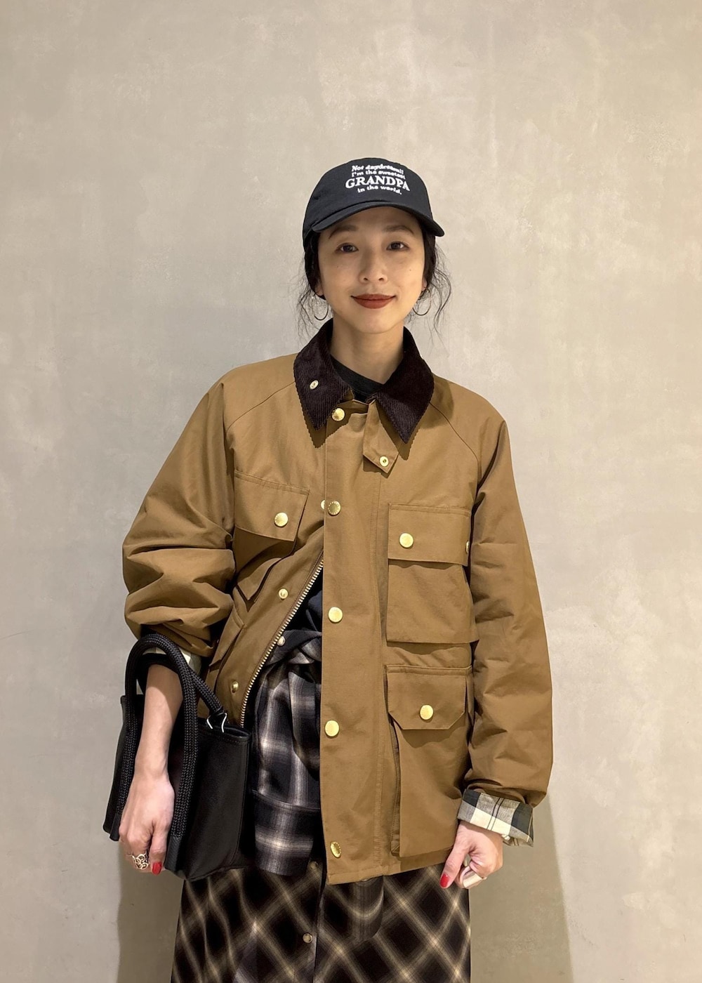 イエロー系のブルゾン、ブラック系のキャップを着用したレディースの秋コーディネートの7枚目の写真